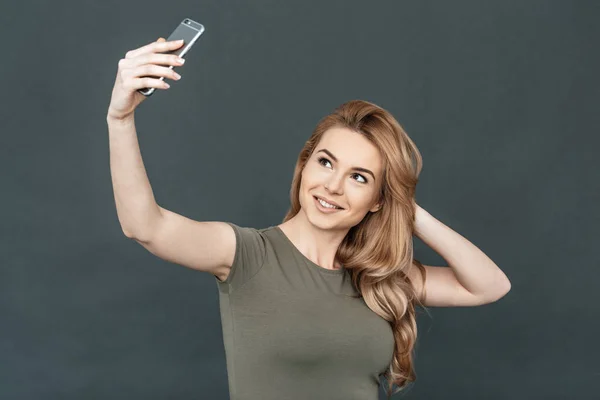 Γυναίκα που βγάζει selfie — Φωτογραφία Αρχείου