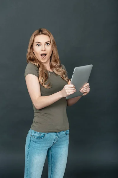 Mujer sorprendida con tableta digital —  Fotos de Stock