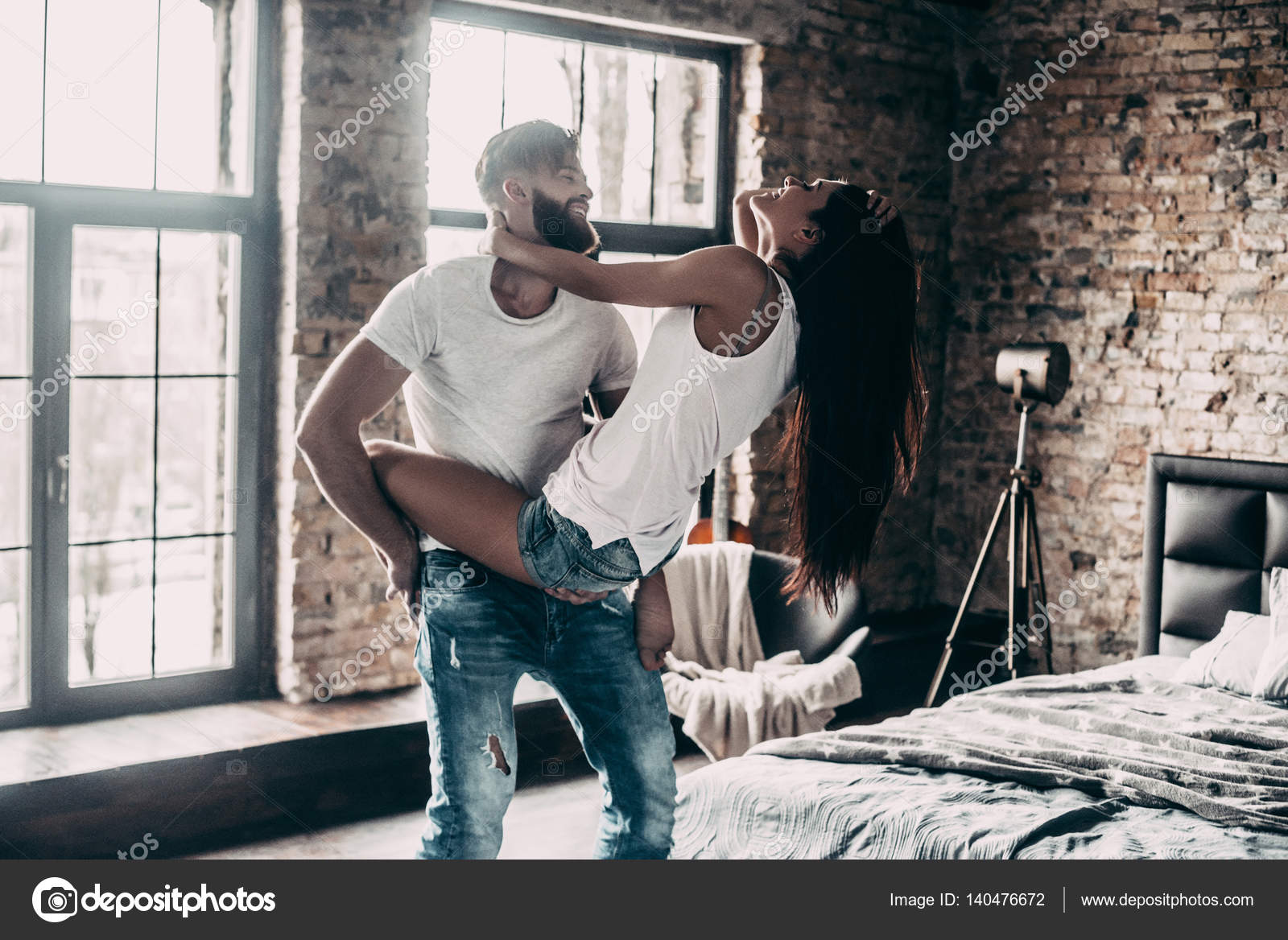 Güzel çift yatak odasında eğleniyor — Stok Foto