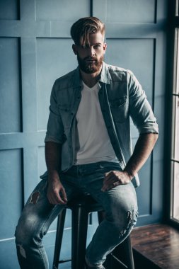 Sakallı yakışıklı adam