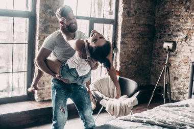 güzel çift yatak odasında eğleniyor