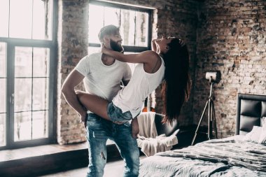 güzel çift yatak odasında eğleniyor