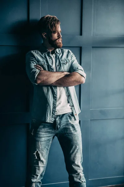 Homem bonito confiante com barba — Fotografia de Stock