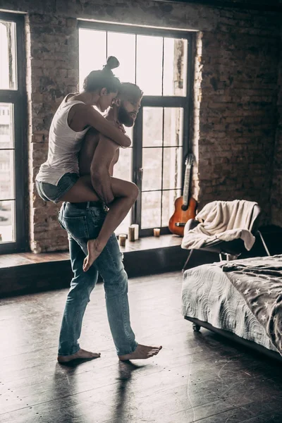 Hermosa pareja en el dormitorio — Foto de Stock