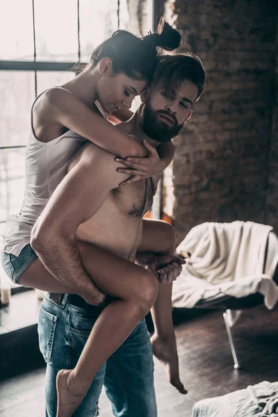 Hermosa pareja en el dormitorio — Foto de Stock