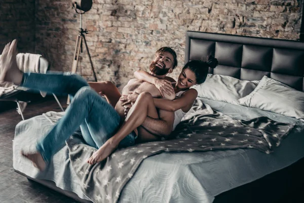 Happy couple in bedroom — Stock Photo, Image