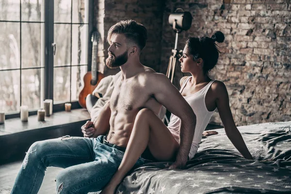 Beau couple dans la chambre — Photo