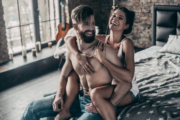 Casal feliz no quarto — Fotografia de Stock