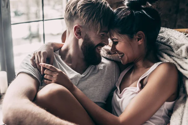 Feliz joven pareja juntos — Foto de Stock