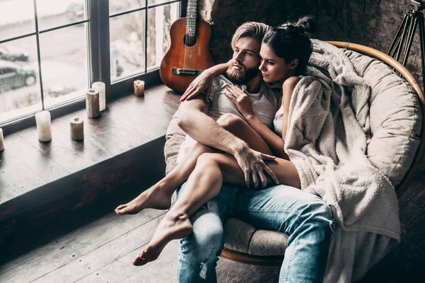 Feliz jovem casal juntos — Fotografia de Stock