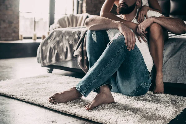 Pareja amorosa en el dormitorio — Foto de Stock