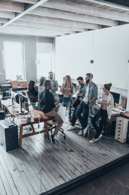modern ofis toplantıda iş adamları