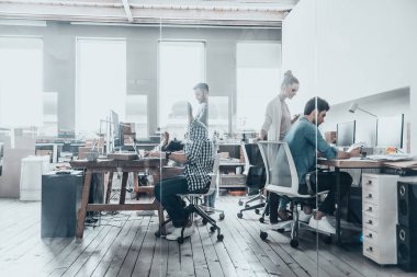 Bilgisayar kullanan iş adamları 