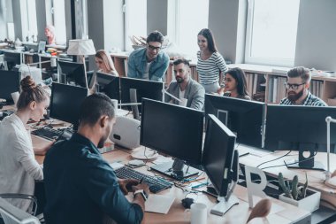 ofiste beyin fırtınası genç iş adamları