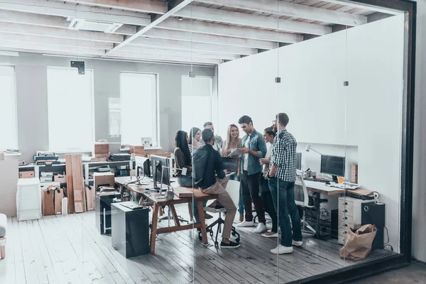 Forretningsfolk på møte på moderne kontor – stockfoto