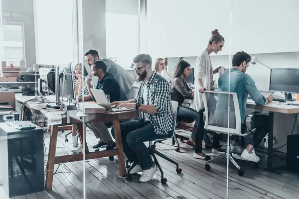 Unga företagare brainstorming i office — Stockfoto