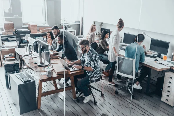 Muda pengusaha brainstorming di kantor — Stok Foto