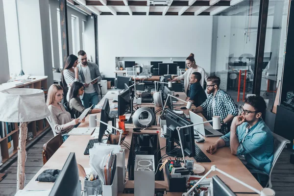 Succesvolle team werkzaam in kantoor — Stockfoto