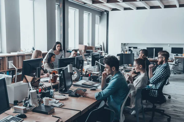 Equipe de sucesso trabalhando no escritório — Fotografia de Stock