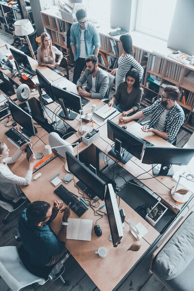 Succesvolle team werkzaam in kantoor — Stockfoto