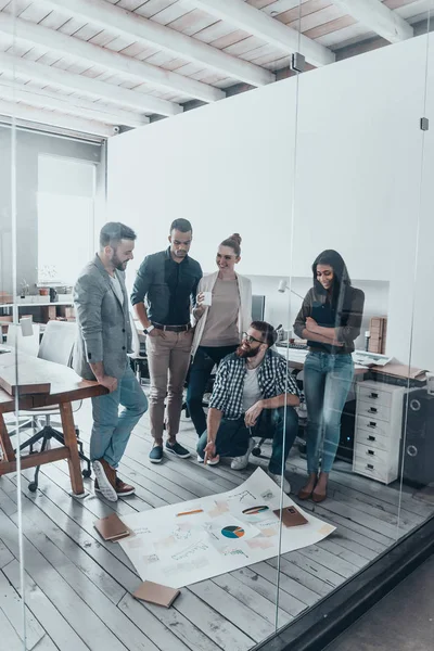 Forretningsfolk som brainstormer på moderne kontor – stockfoto