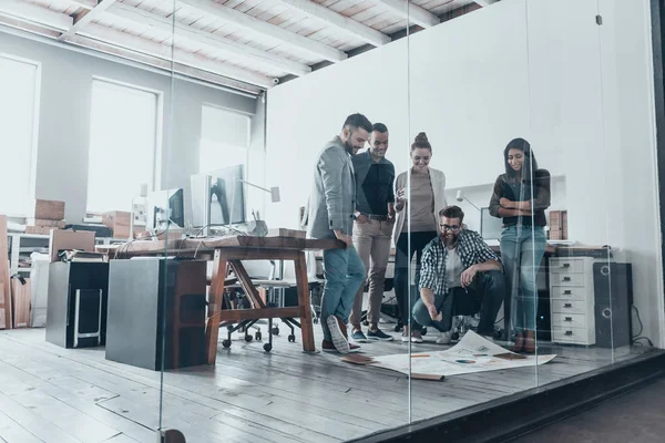 Pessoas de negócios brainstorming no escritório moderno — Fotografia de Stock