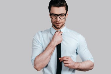 genç işadamı ayarlama kravat