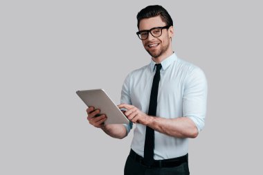 Yakışıklı adam holding dijital tablet