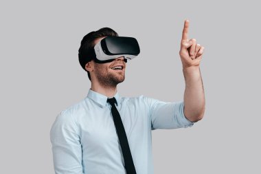 3D gözlük takan adam 