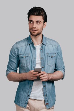 Akıllı telefon kullanan adam.