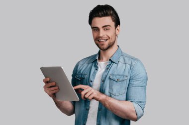 yakışıklı adam dijital tablet kullanma