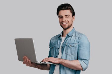Yakışıklı adam holding dizüstü