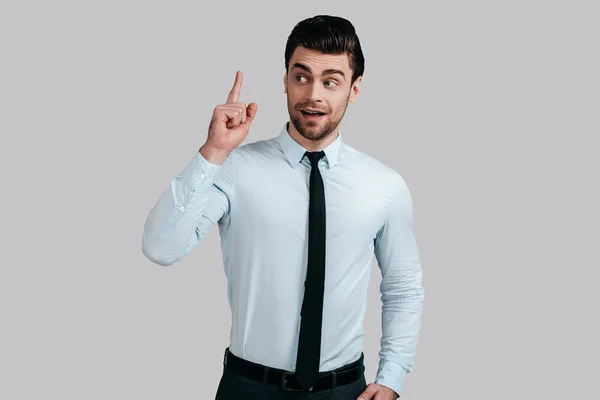 Unternehmer zeigt mit erhobenem Zeigefinger — Stockfoto
