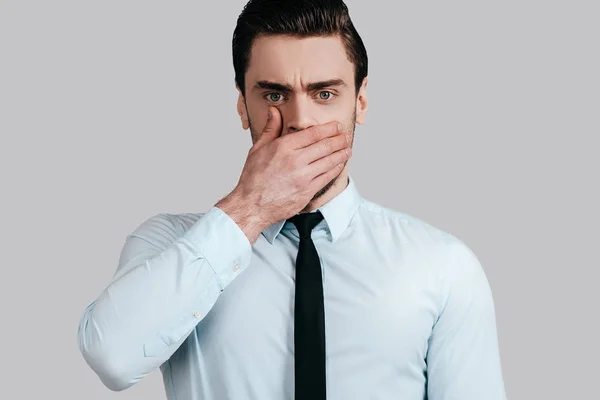 Giovane uomo d'affari che copre bocca — Foto Stock