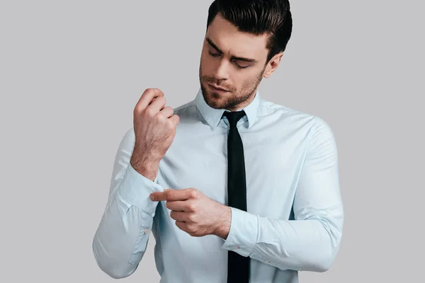 Young businessman adjusting sleeve — Stock Photo, Image
