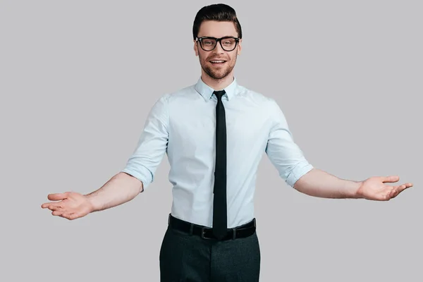 Hombre de negocios sosteniendo brazos extendidos — Foto de Stock