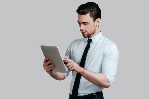 Beau homme utilisant une tablette numérique — Photo