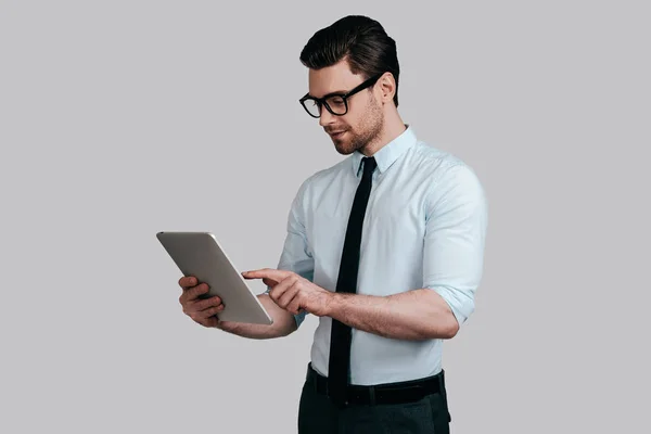 Przystojny mężczyzna za pomocą cyfrowego tabletu — Zdjęcie stockowe