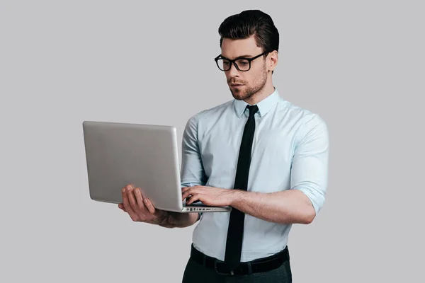 Erkek gömlek ve kravat laptop holding — Stok fotoğraf