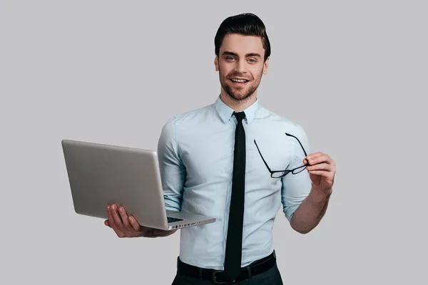 Mannen i skjorta och slips hålla laptop — Stockfoto