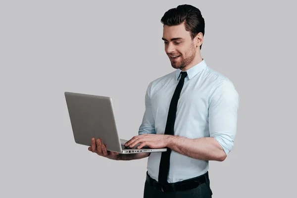 Άνθρωπος στο πουκάμισο και γραβάτα κρατώντας το laptop — Φωτογραφία Αρχείου