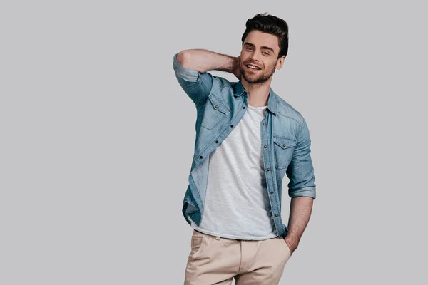 Bello uomo in camicia jeans — Foto Stock