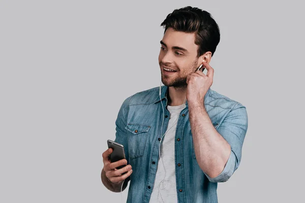 Man using mobile and listening music — Stock Photo, Image