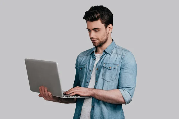 Knappe man bedrijf laptop — Stockfoto