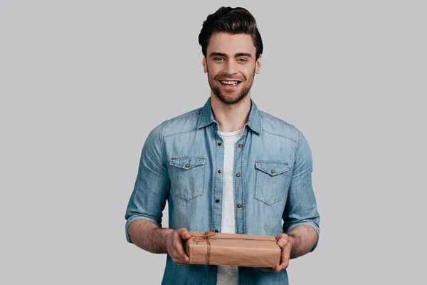 Man holding gift box — Stock Photo, Image