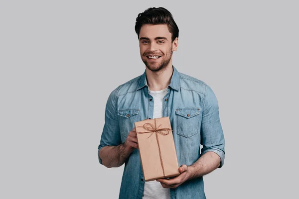 Hombre sosteniendo caja de regalo — Foto de Stock