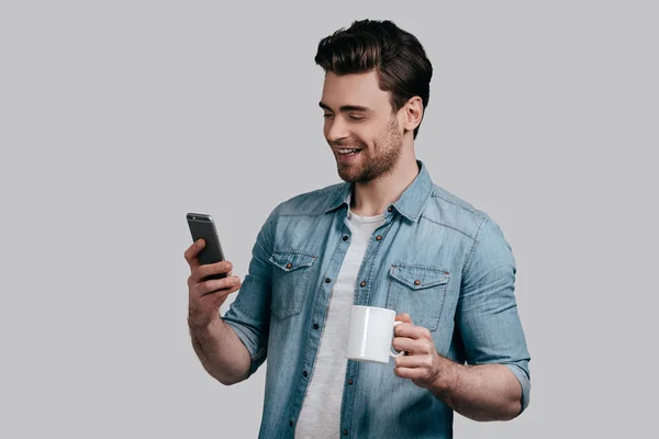 Man using smartphone and reading message — Stock Photo, Image