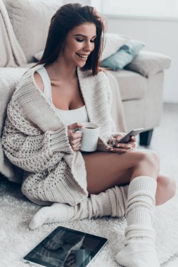 Mobil ve holding Kupası kullanan kadın