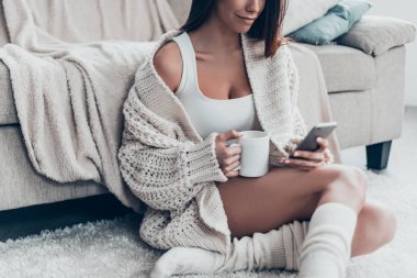 Mobil ve holding Kupası kullanan kadın