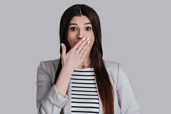 Mujer conmocionada cubriendo boca a mano —  Fotos de Stock